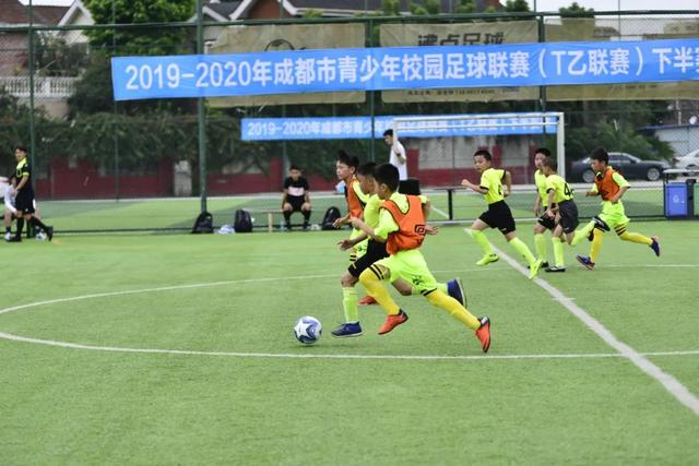 奥格斯堡轻松战胜沙尔克04，卡德表现出色
