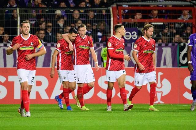 赫尔城抓住定位球弱点，主场2-0击溃曼联