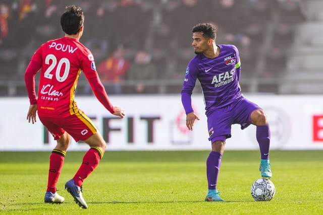 0-2落后：辽宁铁人防线告急 教练场边默然